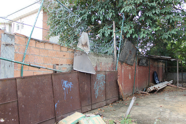 Muro da escola (Foto: Karina Camargos Coutinho)